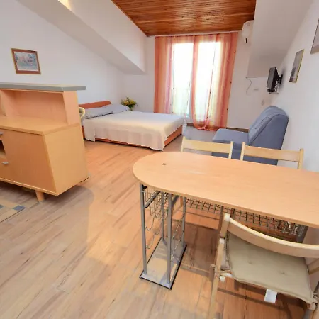 Saric-1 By Interhome Τρογκίρ