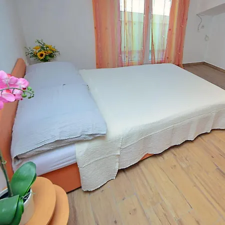 Saric-1 By Interhome * Τρογκίρ